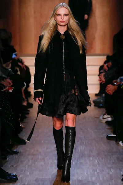 Look 11